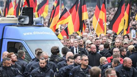 1. September 2018 in Chemnitz: Polizisten schützen den Trauermarsch von AfD, Pegida &amp; Co. 