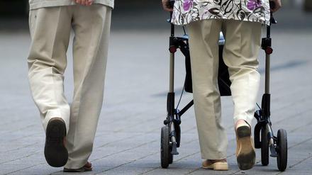 Vor allem Geringqualifizierte und Alleinstehende sind von Altersarmut bedroht.