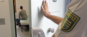 Sächsischer Gefängniswärter in der Jugendhaftanstalt Regis-Breitingen im Kreis Leipziger Land.