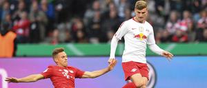 Tabellenführerjagd. Bayerns Joshua Kimmich grätscht gegen Leipzigs Timo Werner.