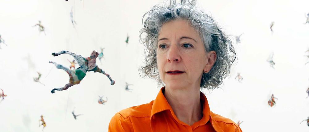 Geschaffen aus Werbesprospekten. Lindy Annis inmitten ihrer Installation „The Swarm“. Den Winzlingen stehen übermannshohe Papierfiguren gegenüber.