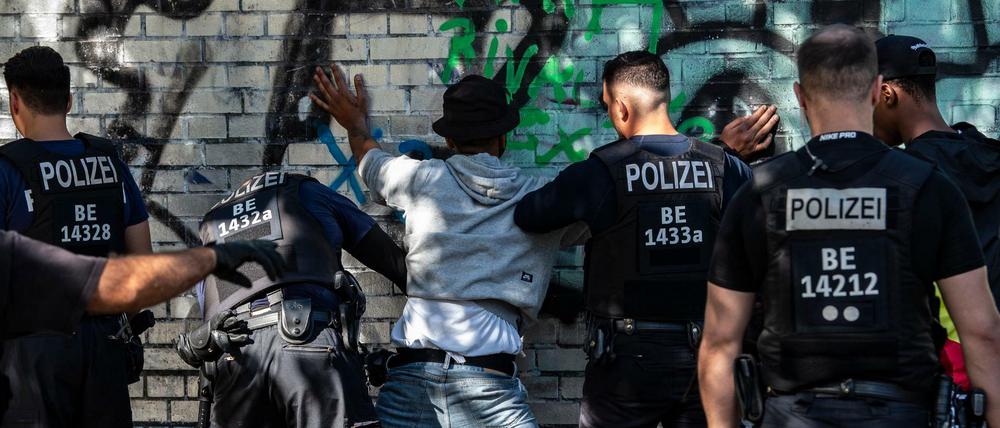 Polizeibeamte kontrollieren im Görlitzer Park einen mutmaßlichen Drogendealer.