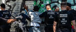 Polizeibeamte kontrollieren im Görlitzer Park einen mutmaßlichen Drogendealer.