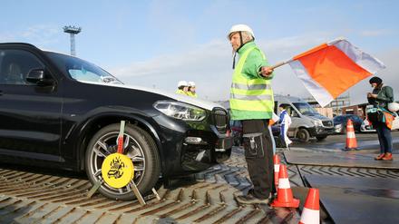 Ihr hoher Verbrauch macht SUV zum Ziel für Klimaaktivisten, wie kürzlich in Bremerhaven. Ob die Autos allerdings gefährlicher für Fußgänger sind als andere Fahrzeugtypen, ist fraglich. 