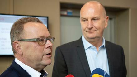 Michael Stübgen (l), kommissarischer Vorsitzender der CDU Brandenburg, und Dietmar Woidke (r) sondieren eine mögliche Kenia-Koalition.