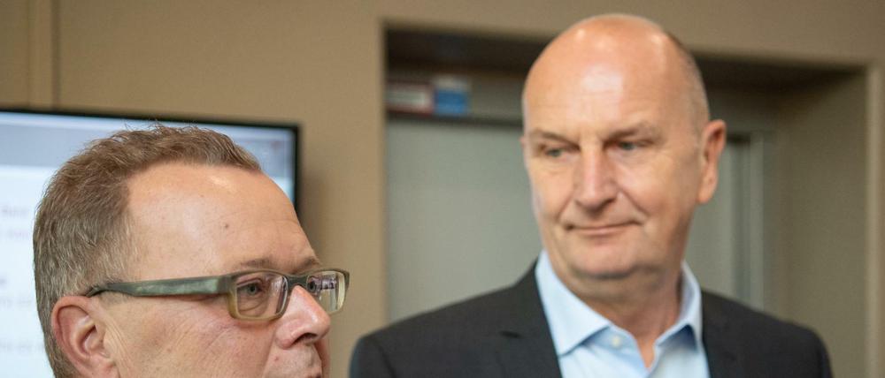 Michael Stübgen (l), kommissarischer Vorsitzender der CDU Brandenburg, und Dietmar Woidke (r) sondieren eine mögliche Kenia-Koalition.