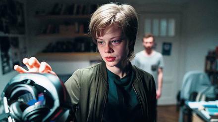 Nicht ohne meine VR-Brille: Jennifer (Emma Bading) verbringt immer mehr Zeit in der virtuellen Welt von „Avalonia“.