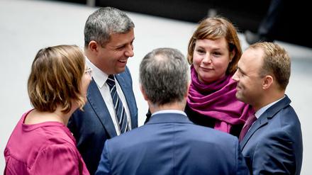 Na, seid Ihr auch alle dafür? Silke Gebel (Bündnis 90/Die Grünen, l.), Raed Saleh (SPD), Burkard Dregger (CDU), Antje Kapek (Bündnis 90/Die Grünen) und Sebastian Czaja (FDP) dürften sich in Sachen Parlamentsreform einig sein.