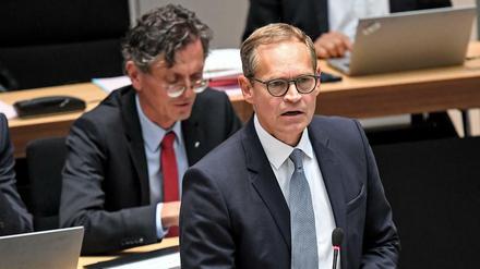 12.09.2019, Berlin: Michael Müller (SPD), Berlins Regierender Bürgermeister, beantwortet bei der 46. Plenarsitzung des Berliner Abgeordnetenhauses, die Fragen der Abgeordneten. Neben ihm sitzt Ramona Pop (Bündnis 90/Die Grünen), Wirtschaftssenatorin. Foto: Britta Pedersen/dpa-Zentralbild/dpa +++ dpa-Bildfunk +++