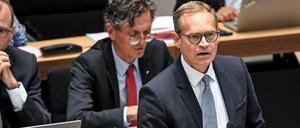 12.09.2019, Berlin: Michael Müller (SPD), Berlins Regierender Bürgermeister, beantwortet bei der 46. Plenarsitzung des Berliner Abgeordnetenhauses, die Fragen der Abgeordneten. Neben ihm sitzt Ramona Pop (Bündnis 90/Die Grünen), Wirtschaftssenatorin. Foto: Britta Pedersen/dpa-Zentralbild/dpa +++ dpa-Bildfunk +++