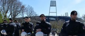 Wer zahlt für ihren Einsatz? Wegen dieser Frage streiten sich die DFL und die Vereine.