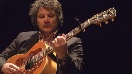Jeff Tweedy im Jahr 2011 auf der Bühne des Capitol Theatre in Madison Wisconsin, wo er Solo auftrat. 