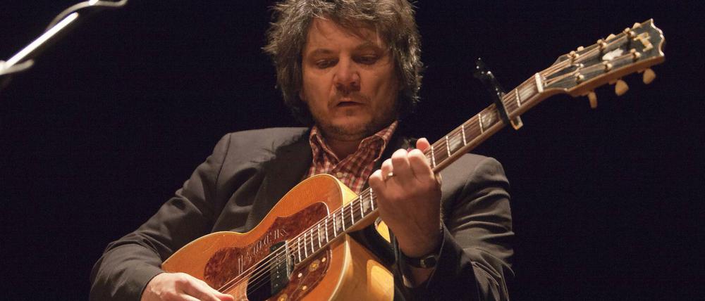 Jeff Tweedy im Jahr 2011 auf der Bühne des Capitol Theatre in Madison Wisconsin, wo er Solo auftrat. 