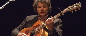 Jeff Tweedy im Jahr 2011 auf der Bühne des Capitol Theatre in Madison Wisconsin, wo er Solo auftrat. 