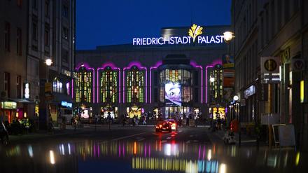Der Friedrichstadtpalast in der Friedrichstraße ist am 22.08.2013 in Berlin Mitte am Abend stimmungsvoll beleuchtet. Die Beleuchtung spiegelt sich in einem Autodach.