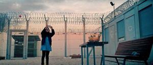 Midnight Traveler ist das Werk der gesamten Familie: Auch die Töchter filmen mit. 