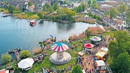 Obstwein und Bambule. Rund 200 000 Besucher kommen während des einwöchigen Fests in die Stadt, durchschnittlich 300 Straftaten werden registriert. Foto: Paul Zinken/dpa