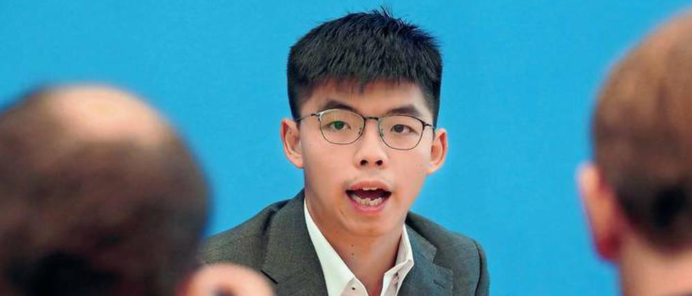 Der 22 Jahre alte Aktivist Joshua Wong trug in der Bundespressekonferenz seine Forderungen vor. Foto: Wolfgang Kumm/dpa