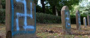 Schmierereien an Grabsteinen auf dem jüdischen Friedhof in Kröpelin (Landkreis Rostock).