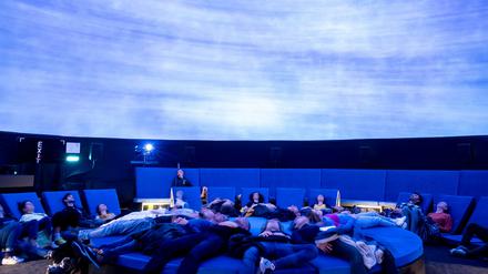 Chillen im Planetarium am Mariannenplatz.