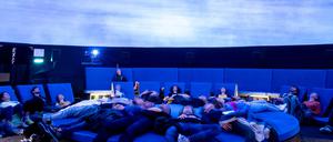 Chillen im Planetarium am Mariannenplatz.