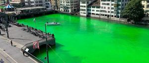 Dieses von der Stadtpolizei Zürich zur Verfügung gestellte Foto zeigt die von Unbekannten in Grün eingefärbte Limmat.