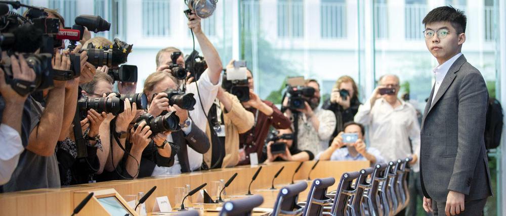 Fast alleine vor der Hauptstadtpresse: Aktivist Joshua Wong aus Hongkong und die Journalisten.