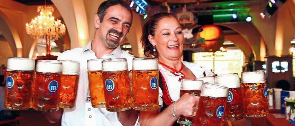 O’zapft is. Im Hofbräu am Alexanderplatz darf man Tracht tragen, ohne schief angeguckt zu werden.