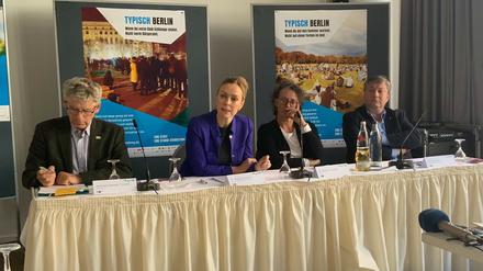 Pressekonferenz des Bündnisses "Eine Stadt. Eine starke Verwaltung" am 11. September 2019 im Berliner Hotel Ellington in Charlottenburg. Auf der Bühne - von links: Andreas Faensen-Thiebes (BUND), Manja Schreiner (Fachgemeinschaft Bau), Beatrice Kramm (IHK Berlin) und Thomas Goiny (Beamtenbund dbb). Staatssekretär Frank Nägele hatte hier auch mit einem Platz gerechnet.