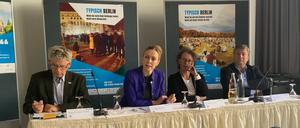 Pressekonferenz des Bündnisses "Eine Stadt. Eine starke Verwaltung" am 11. September 2019 im Berliner Hotel Ellington in Charlottenburg. Auf der Bühne - von links: Andreas Faensen-Thiebes (BUND), Manja Schreiner (Fachgemeinschaft Bau), Beatrice Kramm (IHK Berlin) und Thomas Goiny (Beamtenbund dbb). Staatssekretär Frank Nägele hatte hier auch mit einem Platz gerechnet.