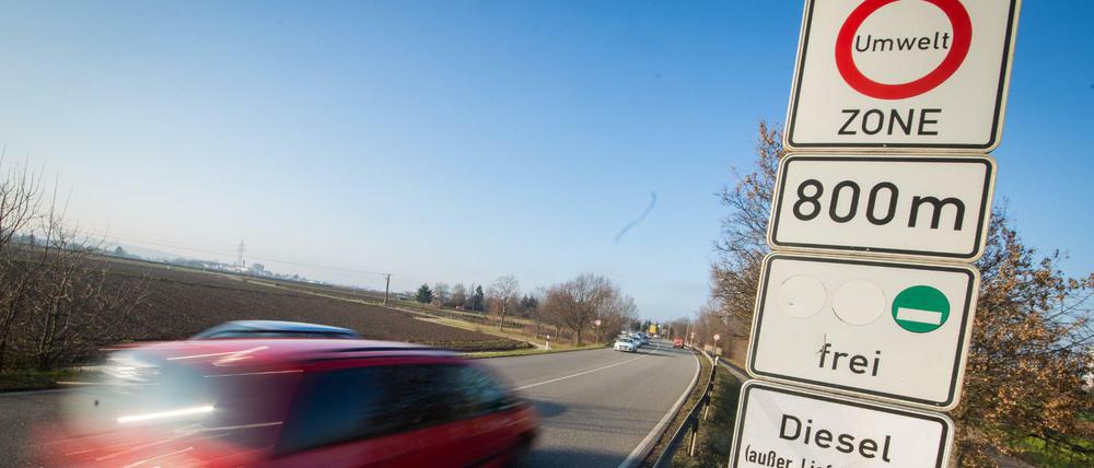 Als erste deutsche Großstadt führte Stuttgart zum 1. Januar Diesel-Fahrverbote ein. In Madrid hat eine solche Regelung die Luft merklich verbessert.
