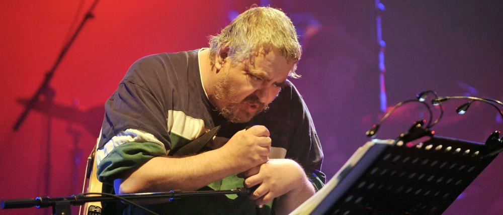 Daniel Johnston (1961-2019) im Jahr 2010 auf einem französischen Festival.