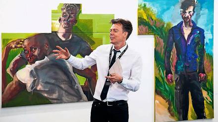 Der Stuttgarter Galerist Thomas Fuchs vor dem Bild „Desmond and Jeff“ von Rainer Fetting (2018)