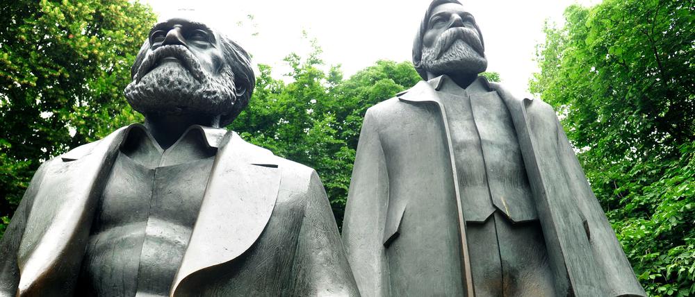 Unverwüstliche Helden der Revolution: Karl Marx und Friedrich Engels, verewigt in Bronze im Berliner Marx-Engels-Forum.