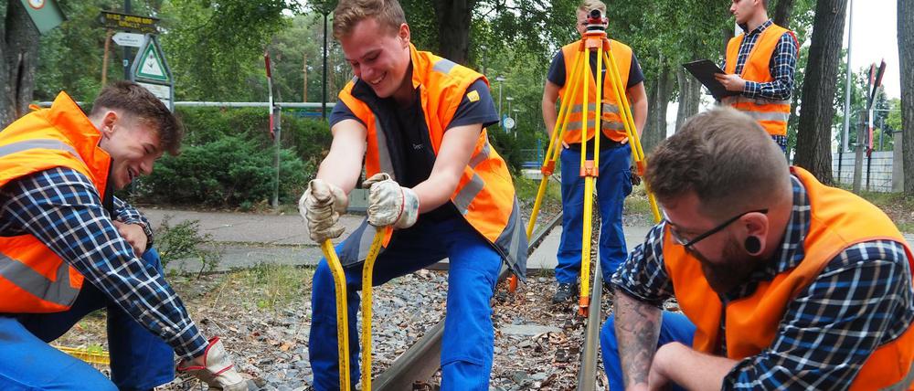 Mit einer Spezial-Ratsche ziehen die BVG-Gleisbauer-Azubis lockere Muttern der Parkeisenbahn-Gleise in der Wuhlheide fest