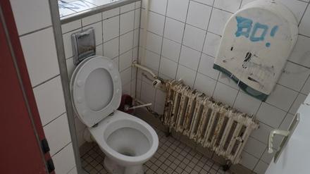 So oder so ähnlich sieht in Berlin so manches Schulklo aus.