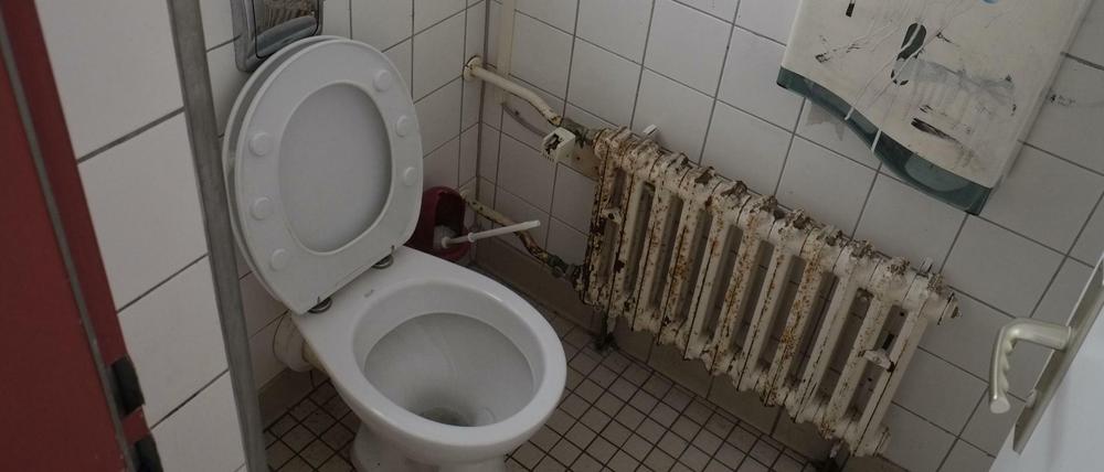 So oder so ähnlich sieht in Berlin so manches Schulklo aus.