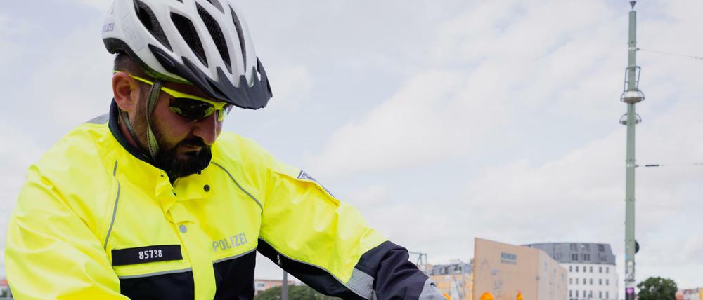 Die Polizei Berlin kontrolliert gezielt E-Scooter auf der Warschauer Brücke. Dieses Exemplar wurde regelwidrig abgestellt.