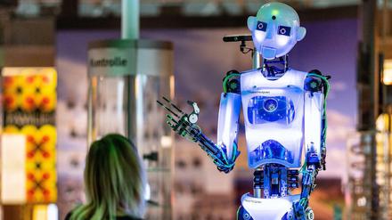 Ein Roboter agiert mit einem Menschen.