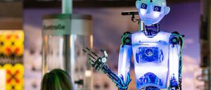 Ein Roboter agiert mit einem Menschen.