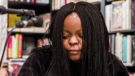 Signierstunde. Petina Gappah präsentiert ihren Erzählungsband "Die Schuldigen von Rotten Row" in der Kreuzberger Buchhandlung Dante Connection.