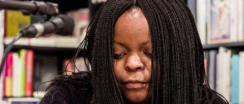 Signierstunde. Petina Gappah präsentiert ihren Erzählungsband "Die Schuldigen von Rotten Row" in der Kreuzberger Buchhandlung Dante Connection.