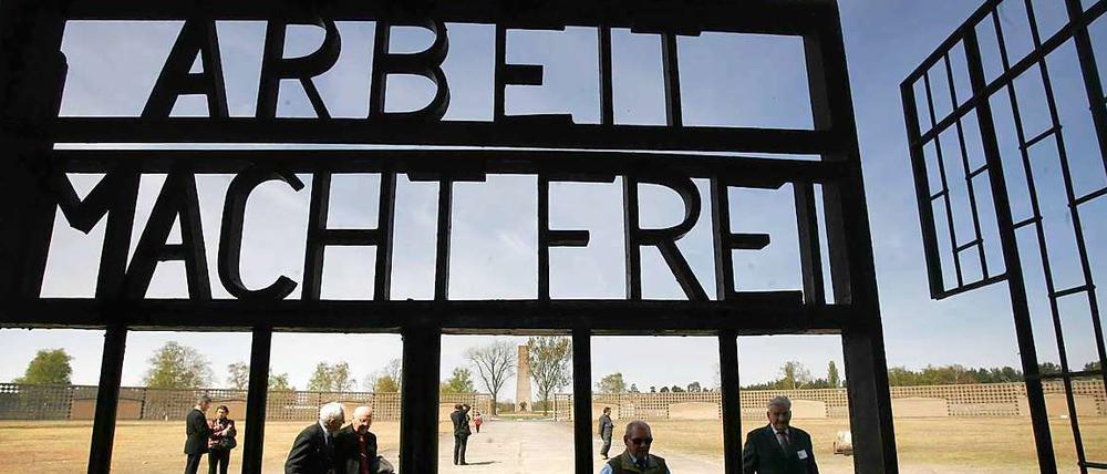Zynische Inschrift am ehemaligen Lagertor des KZ Sachsenhausen, der heutigen Gedenkstätte.