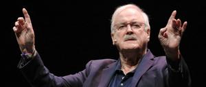 Und jetzt ihr. John Cleese lässt die Berliner Fans mitsingen und löckt gegen politische Korrektheit.