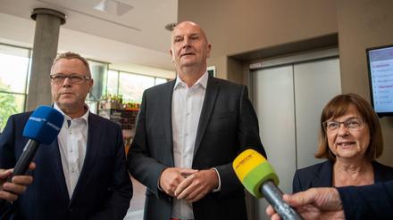 Michael Stübgen, kommissarischer Landesvorsitzender der CDU (l-r), Dietmar Woidke (SPD), Ministerpräsident von Brandenburg und Ursula Nonnemacher, Spitzenkandidatin der Brandenburger Grünen, sprechen nach dem Sondierungsgespräch über eine mögliche Koalition mit den Journalisten.