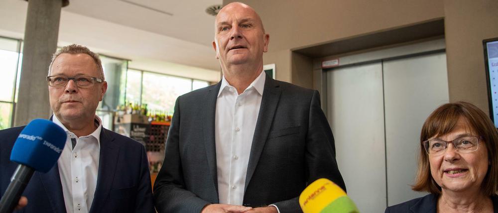 Michael Stübgen, kommissarischer Landesvorsitzender der CDU (l-r), Dietmar Woidke (SPD), Ministerpräsident von Brandenburg und Ursula Nonnemacher, Spitzenkandidatin der Brandenburger Grünen, sprechen nach dem Sondierungsgespräch über eine mögliche Koalition mit den Journalisten.