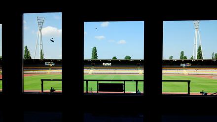 Das alte Stadion im Jahn-Sportpark soll umgebaut werden. Bis 2023 wird das aber wohl nichts mehr.