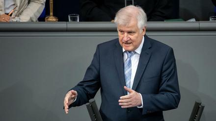 Horst Seehofer (CSU), Bundesminister für Inneres, spricht bei der Beratung des Etats seines Ministeriums. 