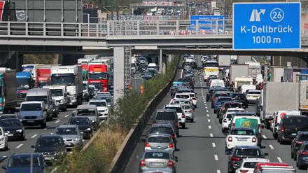 Fahrzeuge stehen auf der Autobahn 3 auf dem Kölner Ring im Stau.