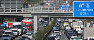 Fahrzeuge stehen auf der Autobahn 3 auf dem Kölner Ring im Stau.